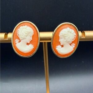 Vintage GIOVANNI Cameo Earrings Gold Tone Orange Resin Lady Profile Clip On